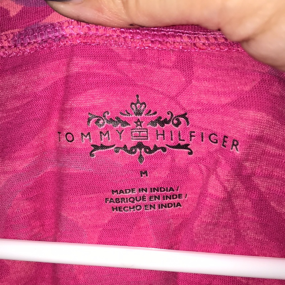 ✅Tommy Hilfiger V Neck Tee - Picture 4 of 7